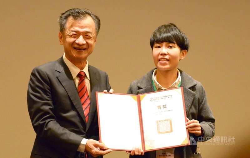 第4屆「eye台灣win兩岸」短片徵選競賽由「物流士,你的名字是父親」獲得首獎。圖為首獎得主CHU(右)與陸委會主委邱太三合影。(陸委會提供)中央社記者翟思嘉台北傳真 110年12月1日