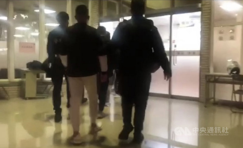 台中市北區一處工地發生行車糾紛,雙方因指揮交通爆衝突。警方1日表示,雖然獲報當天到場未發現爭吵情事,仍根據民眾提供的畫面偵辦,北上桃園將5名滋事男子查獲到案,盼釐清案情。(翻攝照片)中央社記者郝雪卿傳真 110年12月1日