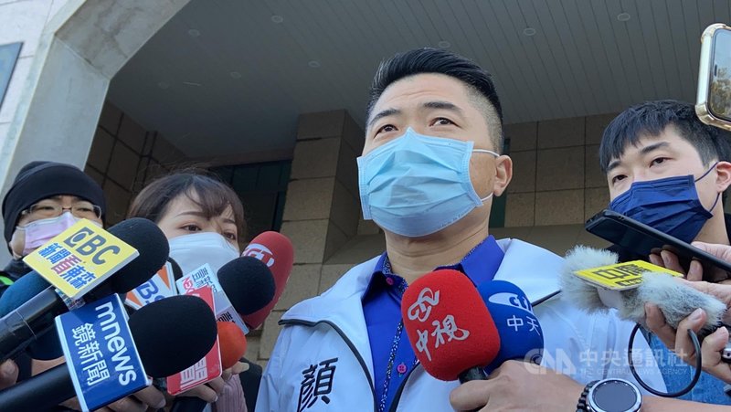 國民黨台中市第2選區立委補選參選人顏寬恒遭披露招待所是違建,顏寬恒(右2)1日受訪表示,收到公文書後會按照法律規定在期程內進行修改。(顏寬恒服務處提供)中央社記者郝雪卿傳真 110年12月1日