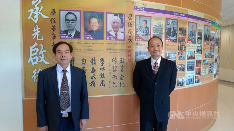 國立勤益科技大學今年創校50週年,校方1日舉辦校慶慶賀影片首映會,校長陳文淵(左)、創辦人張明的長孫張起龍(右)等人出席。中央社記者蘇木春攝 110年12月1日