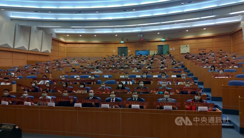 國立勤益科技大學今年創校50週年,校方1日舉辦校慶慶賀影片首映會,邀請師生與校友一同參與座談。中央社記者蘇木春攝 110年12月1日