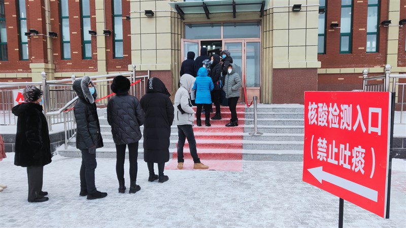 中國內蒙古自治區滿州里市近日爆發COVID-19本土疫情。圖為29日滿州里民眾冒雪排隊等待核酸檢測。(中通社提供)