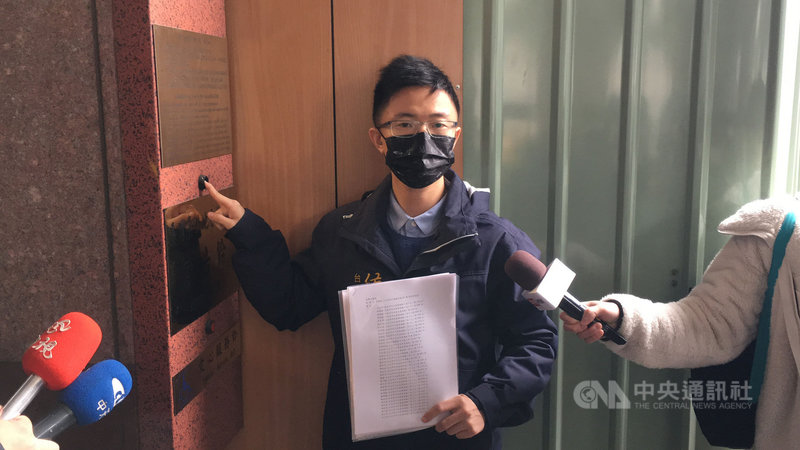 新黨籍台北市議員侯漢廷(圖)指控民進黨立委王美惠等46人宣傳公投為「禁止美豬進口」等錯誤資訊,足以使公投發生不正確結果,1日向台北地檢署提出告發。中央社記者蕭博文攝 110年12月1日