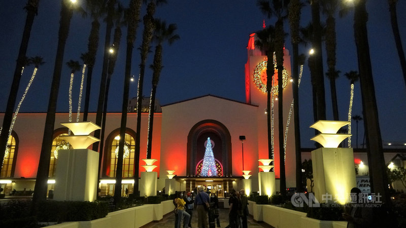 耶誕節將近,洛杉磯地標建築「聯合車站」(Union Station)入夜之後妝點耶誕氣氛。中央社記者林宏翰洛杉磯攝 110年12月1日