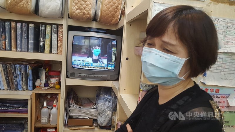 民進黨立委高嘉瑜遭男友施暴,1日現身立法院還原事發經過,父母緊盯新聞直播和後續報導關心女兒傷勢,高母(圖)見女兒傷勢如此嚴重,忍不住拿起衛生紙拭淚。中央社記者王朝鈺攝 110年12月1日