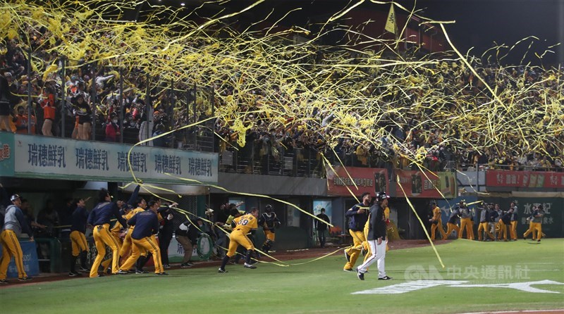 中華職棒7戰4勝制總冠軍賽(台灣大賽)1日在台南棒球場進行第4戰,中信兄弟隊終場以5比0完封統一獅隊,系列賽以4連勝之姿抱回總冠軍,拋下黃色彩帶慶祝封王。中央社記者張新偉攝 110年12月1日