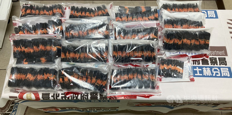 台北市警方接獲情資指有販毒集團於彰化縣一帶販售毒品咖啡包,經連日蒐證,近日在彰化縣二水鄉桃山廟旁停車場查緝蔡男及黃男2嫌到案,並起獲上千包毒品。(翻攝照片)中央社記者黃麗芸傳真 110年12月1日