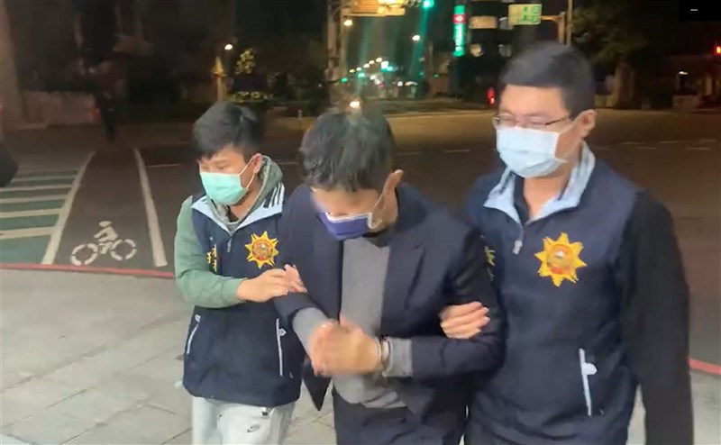 涉嫌對民進黨立委高嘉瑜施暴的男子林秉樞(中)1日凌晨遭新北警方持拘票在板橋馥都飯店逮捕,並帶回警局詢問。(民眾提供)中央社記者黃旭昇新北傳真 110年12月1日