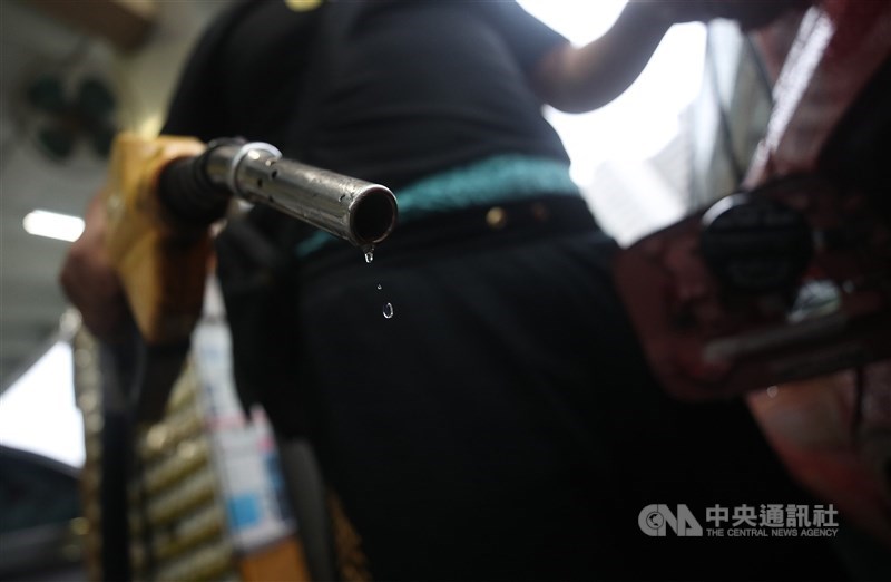 投資人憂心Omicron變異株疫情將再度衝擊需求,國際油價30日大跌。(中央社檔案照片)
