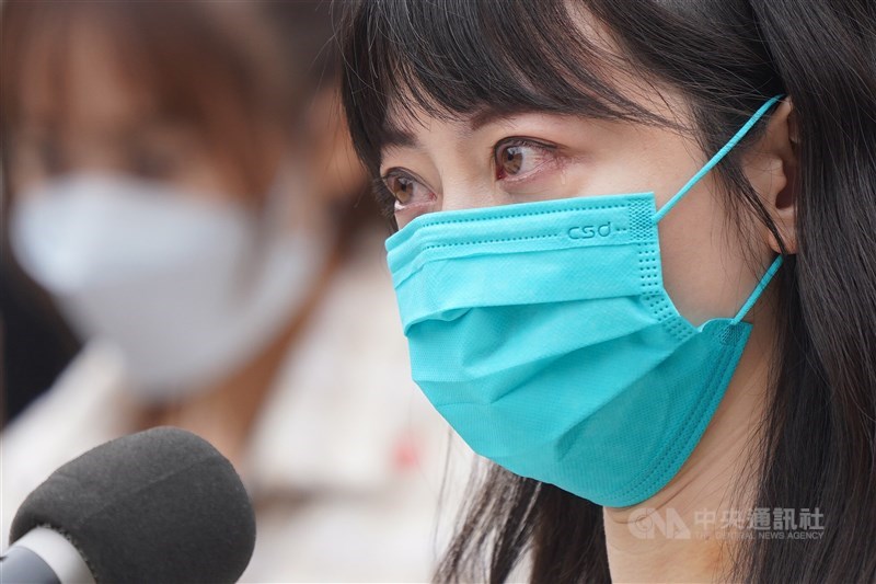 民進黨立委高嘉瑜(前)疑遭男友施暴,她1日現身立法院召開記者會表示,發生此事一開始感覺到丟臉、難堪,身為公眾人物也不知道該怎麼處理,也沒讓家人知道。她講到這部分時一度難過落淚。中央社記者徐肇昌攝 110年12月1日