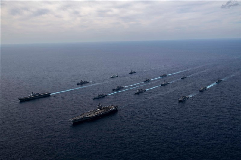 美國與日本及其他盟友在亞洲海域為期10天的聯合軍演落幕。(圖取自facebook.com/USNavy)