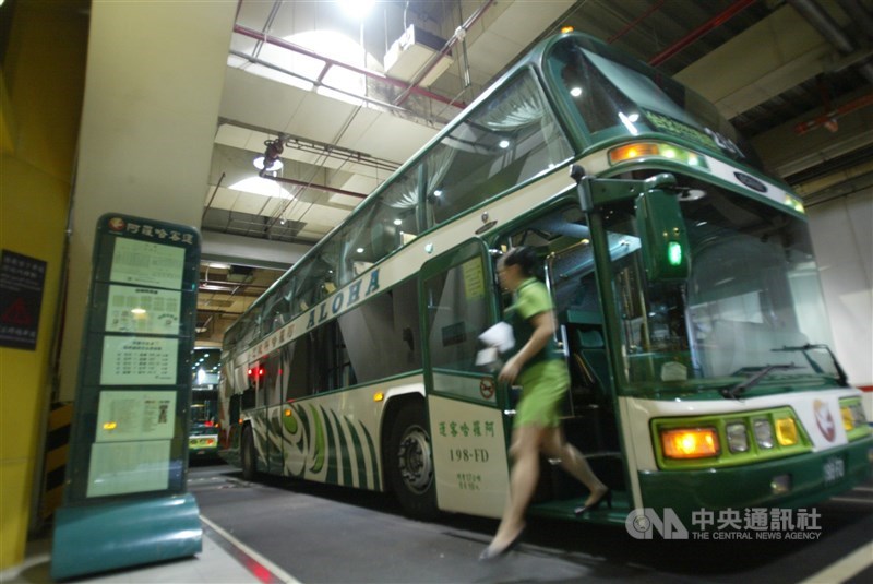 阿羅哈客運內部對員工發出公告，指因營運虧損，台北到高雄及嘉義路線，將於12月13日午夜起停止營運。（中央社檔案照片）
