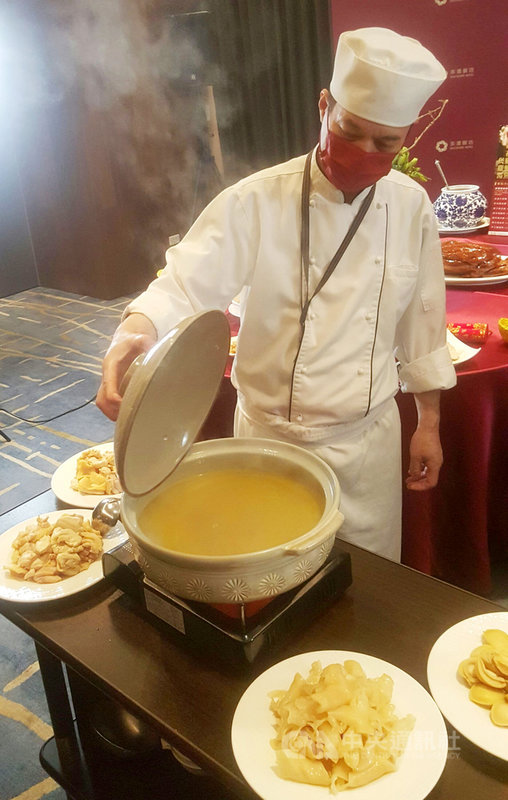 澎湖飯店業者1日推出潮粵口味圍爐年菜,現場示範「花膠鮑魚煲雞湯」,以鮑魚、蹄筋、花膠、魚鰾等食材,熬煮出美味料理。中央社 110年12月1日