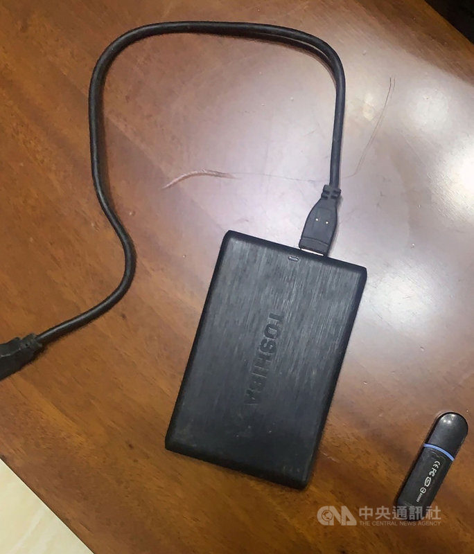 新北檢警調查立委高嘉瑜遭暴力事件,1日凌晨拘提涉嫌人林秉樞後,上午持續詢問被告,據了解,林秉樞坦承對高嘉瑜施暴。警方查扣行動硬碟隨身碟(圖)並勘驗內容。(檢方提供)中央社記者黃旭昇新北傳真 110年12月1日
