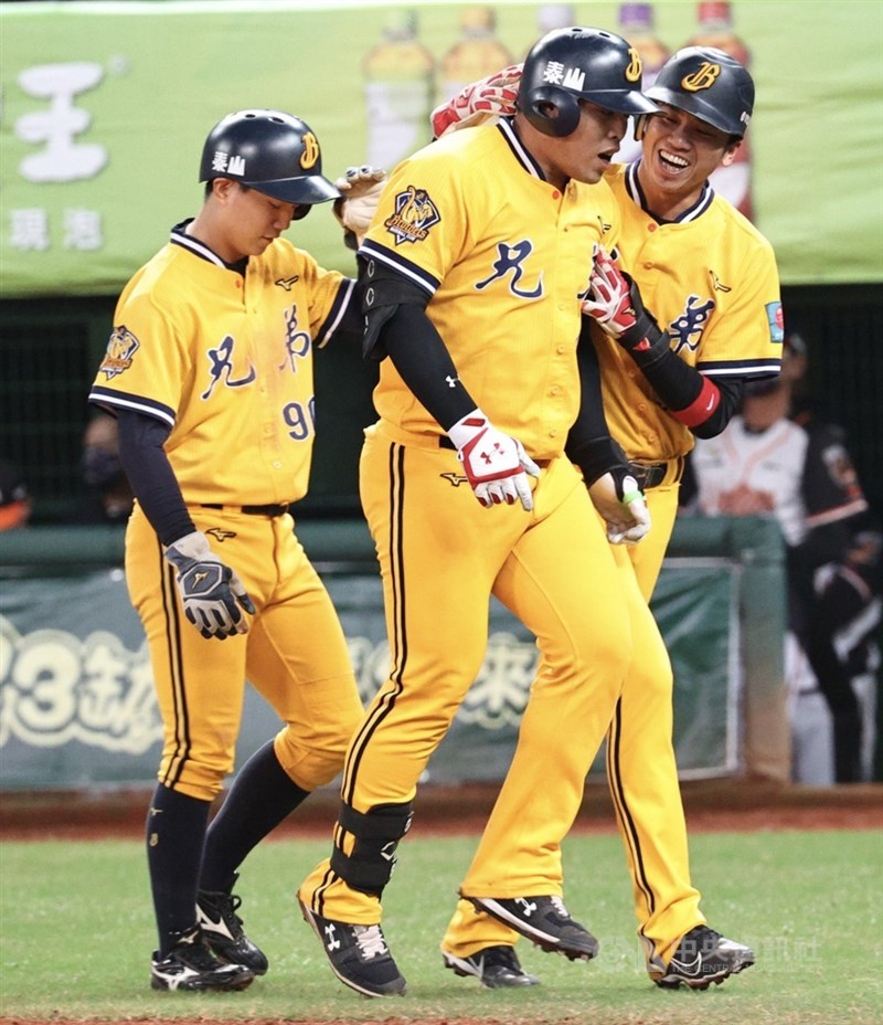 中華職棒總冠軍賽第3戰7局上,中信兄弟陳子豪(中)擊出3分全壘打,幫助球隊超前比分。中央社記者董俊志攝 110年11月30日