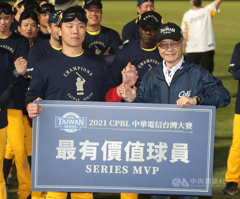 中華職棒總冠軍賽第4戰,中信兄弟終場以5比0、4連勝擊敗統一獅,睽違11年順利拋下黃色封王彩帶,拿下隊史第8座總冠軍,系列戰最有價值球員由詹子賢(前左)獲得。中央社記者張新偉攝110年12月1日