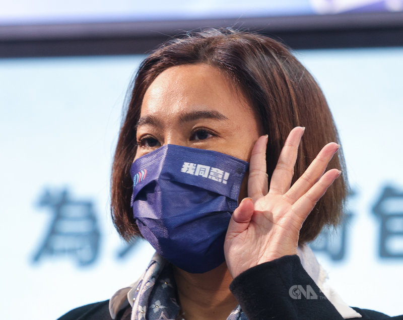 國民黨1日舉行「為人民荷包把關!反對民進黨用納稅錢洗腦民眾!」記者會,黨籍立委陳玉珍手比4放在口罩旁邊,宣傳「4個都同意、台灣更美麗」的公投理念。中央社記者謝佳璋攝 110年12月1日