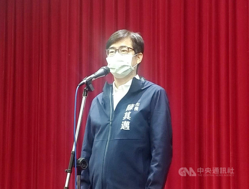 民進黨立委高嘉瑜遭男友施暴,高雄市長陳其邁(圖)2日上午在議會接受媒體聯訪時,被問到是否致電關心高嘉瑜,陳其邁說,他有致電給高嘉瑜替她加油,並表示,施暴者應該要從重追究刑事責任,這種暴行「天理不容」。中央社記者蔡孟妤攝 110年12月2日
