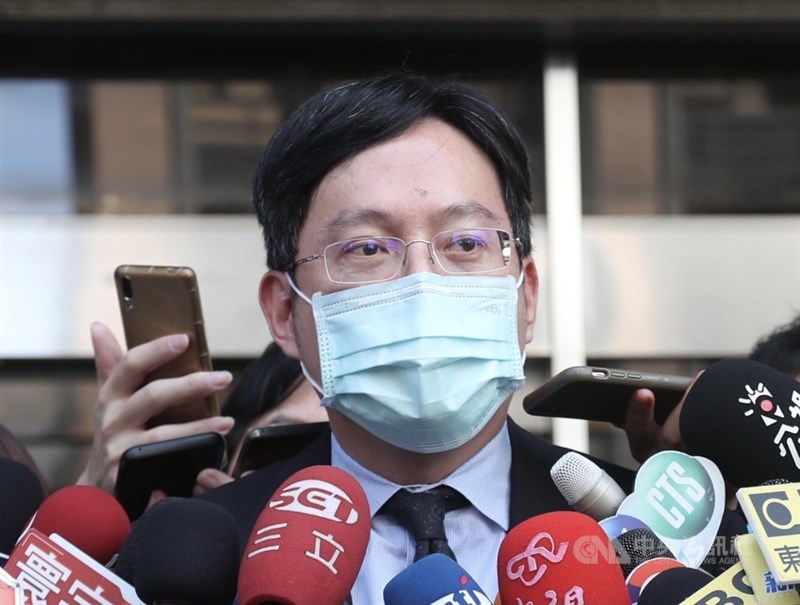 民進黨立委高嘉瑜遭男友林秉樞施暴,高嘉瑜委託律師李永裕(圖)2日下午舉行記者會,駁斥林秉樞說法。中央社記者吳家昇攝 110年12月2日