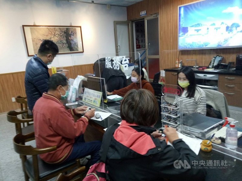 金門縣政府表示,民國111年春節管制期間台金航線第1階段訂位作業已經完成,縣府指示觀光處協調民航局針對訂位狀況,規劃第2階段加班機運能,預計21日開放訂位。圖為縣府人員協助民眾訂位情形。(金門縣政府提供)中央社記者黃慧敏傳真 110年12月2日