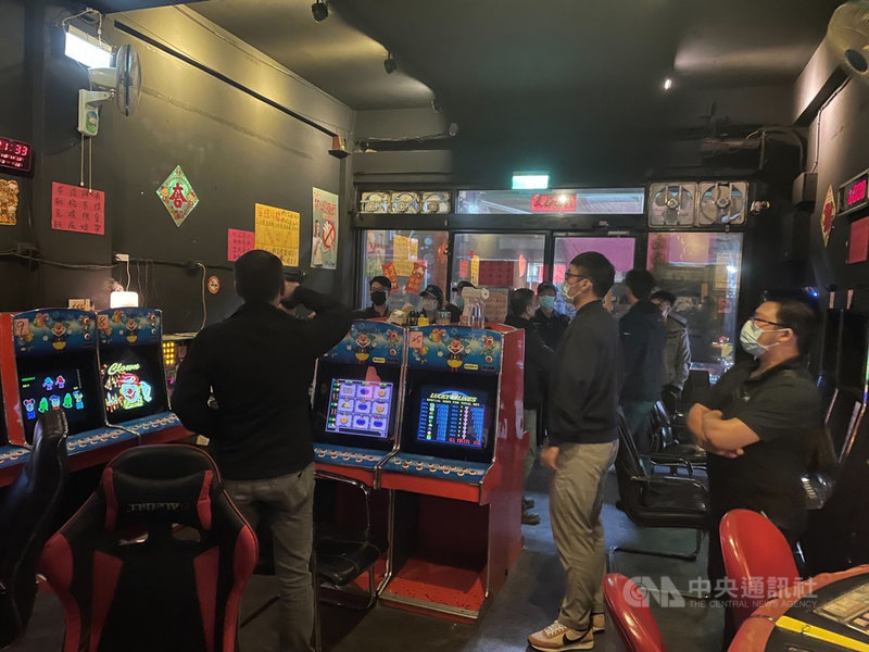 基隆市精一路一間電子遊戲場以合法掩護非法,賭客贏得點數,再到附近巷子兌換現金,檢警蒐證後往現場查緝,查扣包含五倍券8000元在內共新台幣20餘萬元賭資,詢後將11人送辦。(讀者提供)中央社記者王朝鈺傳真 110年12月2日
