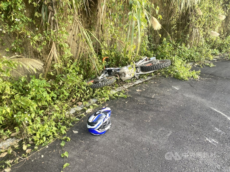 苗栗新中橫公路1日下午發生死亡車禍,楊姓男子騎機車與張姓男子駕駛的廂型車碰撞,造成楊男傷重不治,警方調查2人都是退休警察,死者是曾偵辦翁奇楠命案的偵查隊長,不料,竟因一場車禍事故喪命。(警方提供)中央社記者管瑞平傳真 110年12月2日