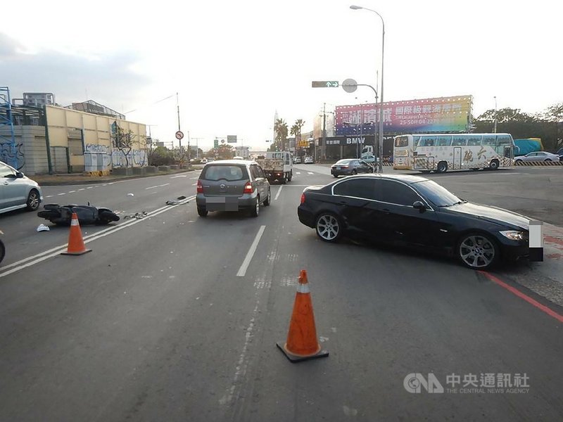 台中市警察局第六分局韓姓警員1日下午騎機車便衣執勤時,與涉嫌違規跨越雙白線橫切的轎車碰撞,韓員送醫傷重不治。(民眾提供)中央社記者郝雪卿傳真 110年12月2日