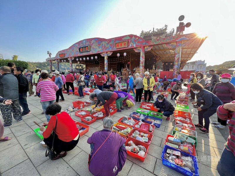 3年1科的小琉球迎王平安祭典3日起將登場,祭典前3天會在代天府進行法會,2日是法會最後一天,許多民眾在代天府廣場前擺放供品以「犒軍」。(鄉民提供)中央社記者郭芷瑄傳真 110年12月2日