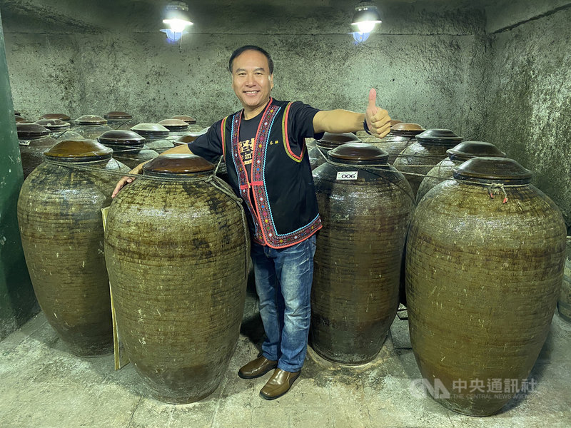 南投縣信義鄉農會2日透露農會多款梅酒能奪下多面酒類競賽金牌的成功元素,包括當地擁有絕佳天然環境溫度與溼度的酒窖、使用傳統陶甕熟成、先進製酒設備、在地梅子品質佳等。(飲酒過量有礙健康;未成年請勿飲酒;酒後勿開車)中央社記者蕭博陽南投縣攝 110年12月2日
