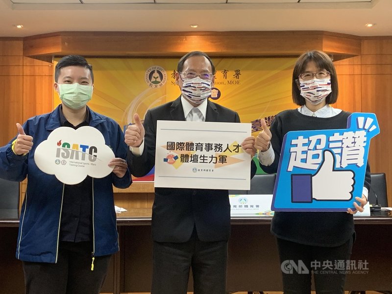 目前任職中華民國滑冰協會的陳虹吟(左),是頂著清華大學經濟系的高學歷「學霸」,她3年前從國際體育事務人才培育計畫結業,透過媒合順利進入協會服務任職。中央社記者龍柏安攝 110年12月2日