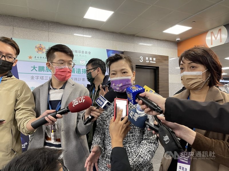 針對觀塘工業區第三天然氣接收站(三接)對藻礁的保護,經濟部長王美花(右2)2日表示,目前的方案保留了潮間帶的藻礁,是傷害最小的方案。中央社記者韓婷婷攝 110年12月2日