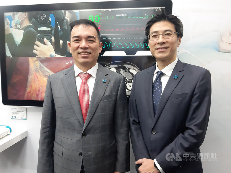 友達光電總經理暨達擎董事長柯富仁(左)2日在台灣醫療科技展表示,達擎結合人工智慧物聯網鎖定智慧手術室、醫療檢測與醫療管理3大領域;右為達擎總經理廖世宏。中央社記者潘智義攝 110年12月2日