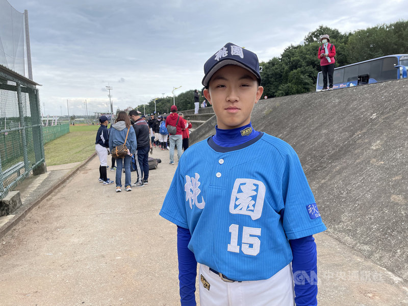 2021年第9屆花蓮台彩威力盃全國少棒賽2日開打,桃園市隊2日首戰與南投縣隊交手,桃園陣中劉桓宇貢獻3安2打點,打擊手感佳,率隊以10比3獲勝。中央社記者謝靜雯攝 110年12月2日
