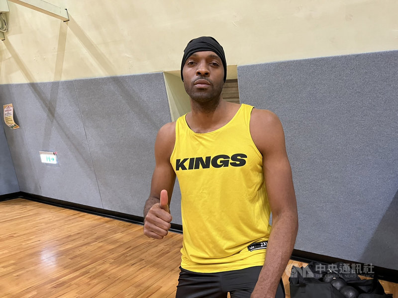 籃球好手「新台灣人」戴維斯本季轉戰P. LEAGUE+新北國王隊,但因有傷在身,目前還在積極復健,已確定趕不上開季。(新北國王提供)中央社記者黃巧雯傳真 110年12月2日