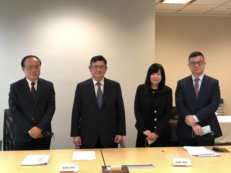 安泰銀行2日由總經理張振芳(左2)、發言人張人偉(右1)、法遵長張寬欽(左1)與財務長陳琬鈺(右2)出面,說明國票金大股東之一耐斯集團對併購程序的相關質疑,並提出4點回應。中央社記者蘇思云攝 110年12月2日