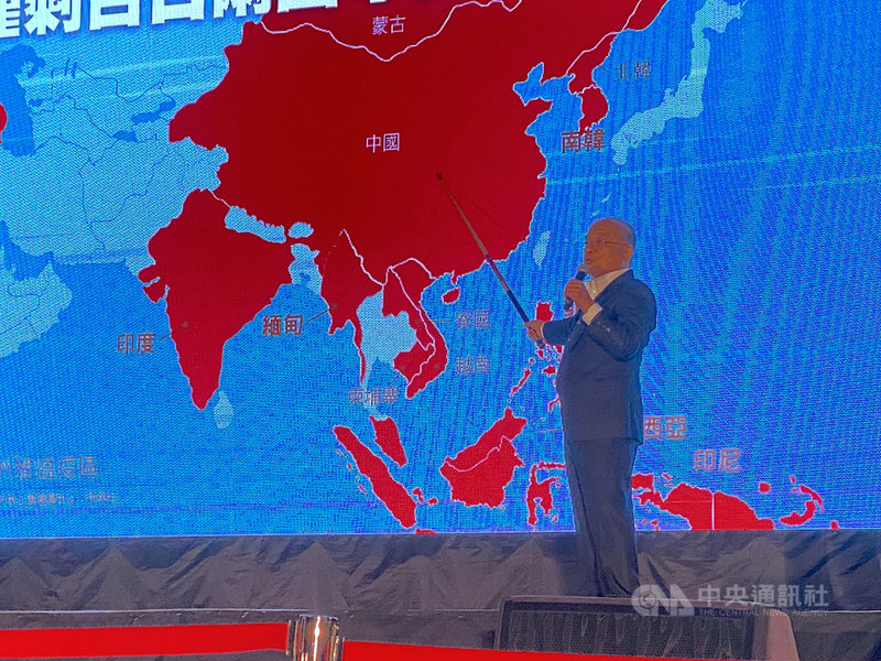 行政院長蘇貞昌2日在新竹縣竹北市「四個不同意 台灣更有力」公投說明會宣講時表示,公民投票不是政黨對抗或輸贏,是由人民決定國家下一步。中央社記者魯鋼駿攝 110年12月2日