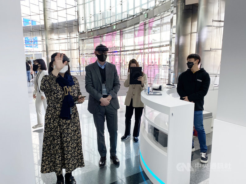韓國科學技術情報通信部在位於首爾市三成洞的COEX展覽館設置METAVERSE體驗館,開放民眾體驗元宇宙服務。中央社記者廖禹揚首爾攝 110年12月2日