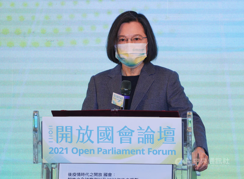 總統蔡英文(圖)2日出席2021年開放國會論壇開幕典禮致詞表示,面對國際情勢快速變化,威權主義持續擴張,目標就是打造堅實的民主陣營,共同強化民主韌性;台灣位處民主防線的最前線,願意跟所有民主夥伴一起捍衛共享的民主自由價值。中央社記者謝佳璋攝 110年12月2日