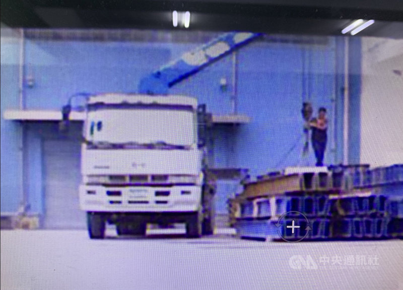 高雄某營造公司倉庫289支C型鋼遭竊,損失約新台幣650萬元,小港警方追查發現是外包公司駕駛因在外欠債,多次騙過保全潛入倉庫偷竊變賣回收業者,不法獲利50多萬元。(高市小港警分局提供)中央社記者洪學廣傳真 110年12月2日