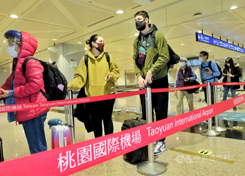 台灣籃壇歸化洋將阿提諾(William Artino)(左3)2日晚間與妻子一同搭機來台,將有機會在耶誕節前取得台灣身分證。中央社記者吳睿騏桃園機場攝 110年12月2日