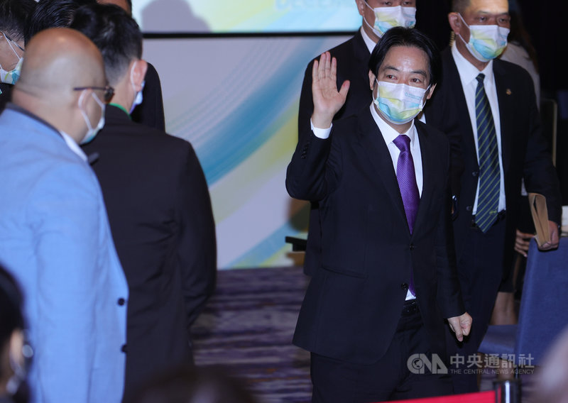 2021年開放國會論壇2日在台北登場,副總統賴清德(前右)向現場與會人員揮手致意。中央社記者謝佳璋攝 110年12月2日