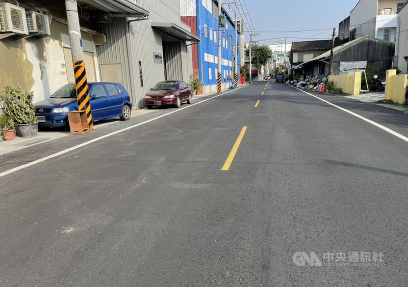台南市安南區頂安街因部分屬市地重劃範圍,形成路寬不一的「香腸路」,台南市政府斥資新台幣4000萬元拓寬,順利銜接安和路2段(台19線),串聯周遭交通路網,環境更順暢安全。(台南市政府提供)中央社記者張榮祥台南傳真 110年12月2日