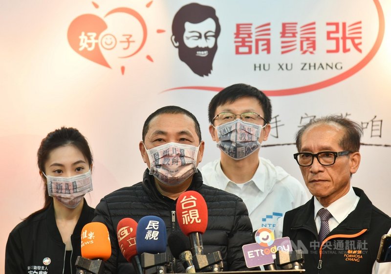 新北市長侯友宜(左2)2日受訪表示,萊豬對人體健康的挑戰與傷害,不用他多說,也希望台灣的豬農能受到照顧,更重要是台灣豬吃起來健康又安全、好吃,「我家賣豬肉,我最清楚,我很在乎的是萊豬絕對不能進來」。(新北新聞局提供)中央社記者黃旭昇新北傳真 110年12月2日