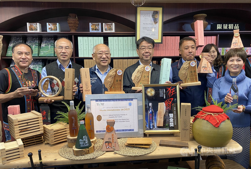 南投縣信義鄉梅花花季將至,在地人士評估今年花況應該會比去年好,信義鄉農會12月底也將舉辦「踏雪尋梅」系列活動,邀請民眾一同來賞梅、品嚐金牌級梅酒。(飲酒過量有礙健康;未成年請勿飲酒;酒後勿開車)中央社記者蕭博陽南投縣攝 110年12月2日