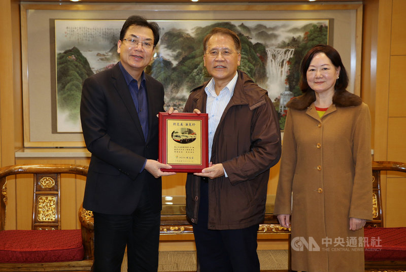 新北市副市長劉和然(左)2日代表致贈感謝狀,給捐贈新北市政府1輛復康巴士的德明財經科技大學副教授劉崑義(中)。(新北市社會局提供)中央社記者黃旭昇新北市傳真 110年12月2日