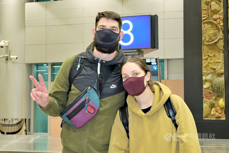 台灣籃壇歸化洋將阿提諾(William Artino)(左)2日晚間搭機抵台,將展開14天檢疫隔離,他與妻子在機場開心留影,但表示目前還不便受訪。中央社記者吳睿騏桃園機場攝 110年12月2日