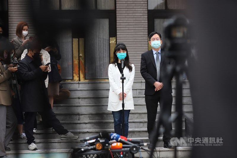 民進黨立委高嘉瑜(白衣者)遭男友林秉樞施暴,林秉樞稱親密影片很多由高嘉瑜掌鏡,高嘉瑜委任律師李永裕(右)2日表示,沒有一個影片是高嘉瑜拍攝。圖為高嘉瑜1日舉行記者會還原事發經過。(中央社檔案照片)