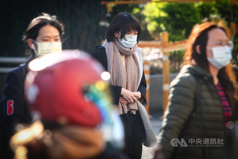 中央氣象局指出,2日清晨受到大陸冷氣團影響,各地低溫依舊明顯,白天高溫稍微回升,日夜溫差加大,外出民眾須注意保暖。中央社記者王騰毅攝 110年12月2日