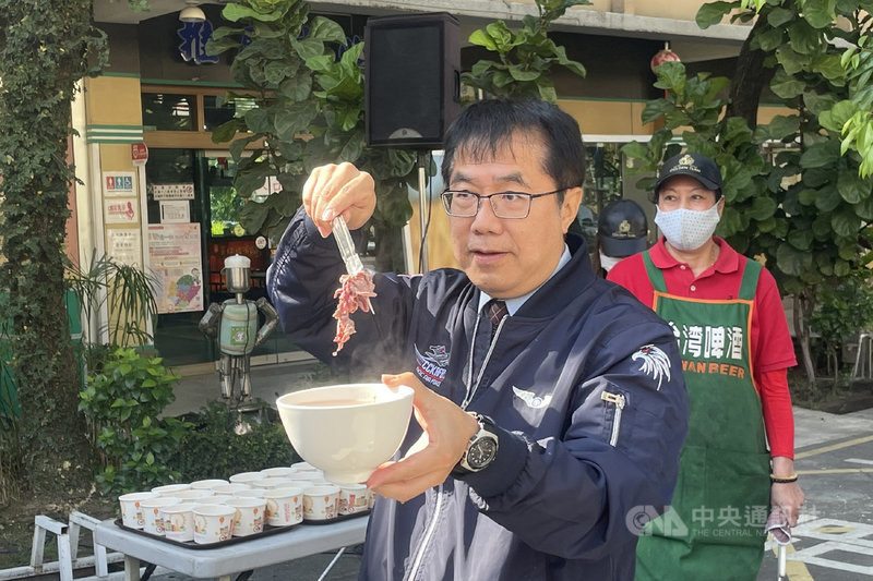 台南市政府2日在善化啤酒觀光工廠舉辦台南牛肉文化節宣傳記者會,台南市長黃偉哲(前)出席並體驗製作牛肉湯。中央社記者楊思瑞攝 110年12月2日
