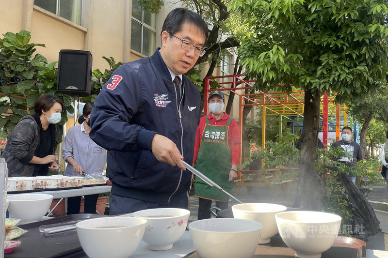台南市政府2日在善化啤酒觀光工廠舉辦台南牛肉文化節宣傳記者會,市長黃偉哲(圖)將牛肉湯分裝在碗中,為11日的活動進行宣傳。中央社記者楊思瑞攝 110年12月2日